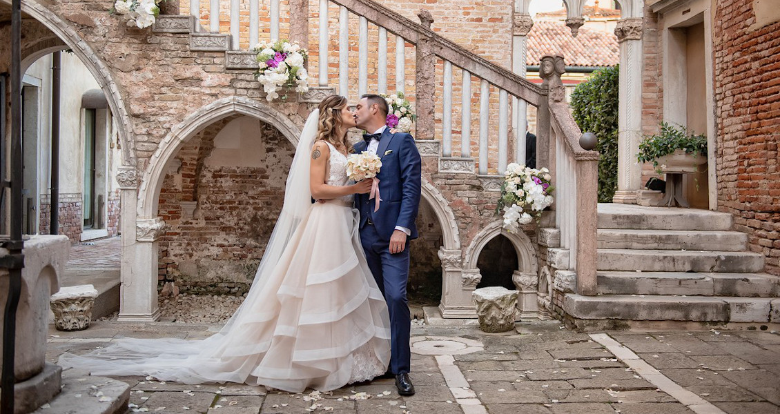 Свадебная церемония и приём гостей в историческом венецианском палаццо